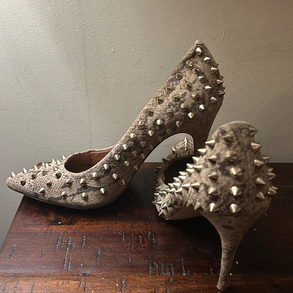 BCBG spiked suede snake skin like high heels size 7.5, 37.5 - Picture 6 of 13